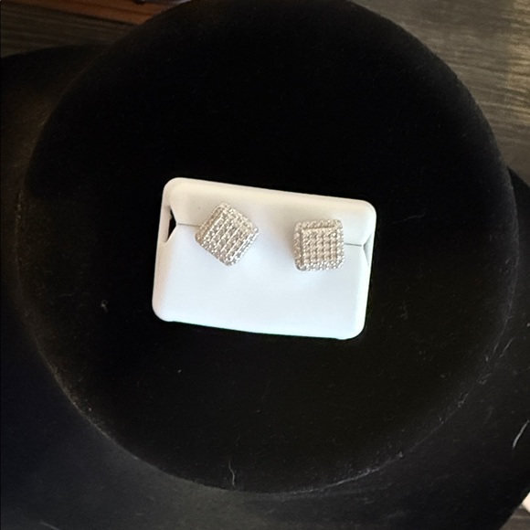 Elegant 1CT Silver Stud Earrings - Picture 2 of 3